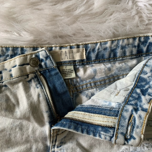 CALI Jean Shorts - Picture 4 of 5